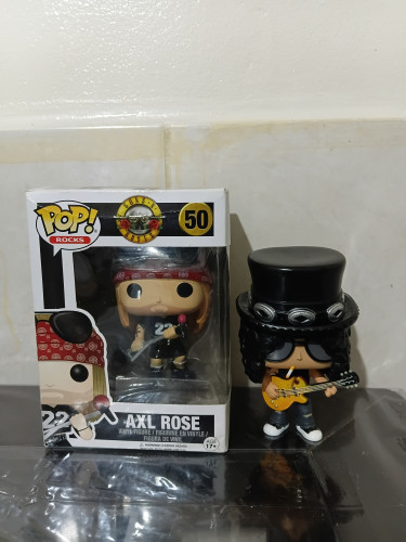 Axl com caixa e slash sem caixa Rocks - Guns N' Roses #50 - Produto Original