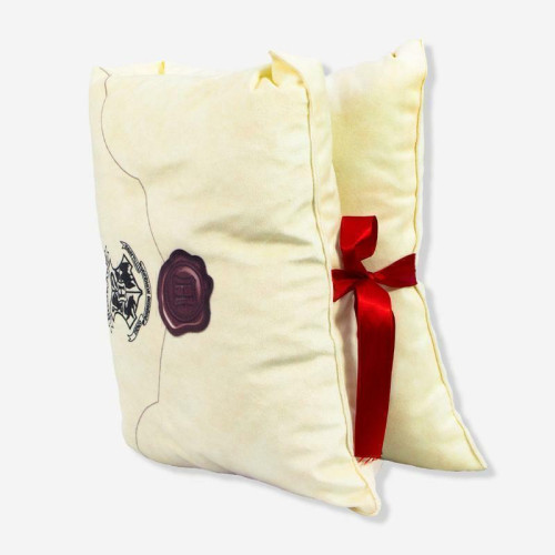 Almofada Formato Carta Hogwarts com Laço 30x30cm   # - Produto Original