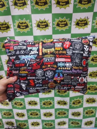 Almofada Clássicos do Rock Metal - NerdDog Store - Bandas Iron Maiden ACDC Queen Hard Kiss Nenhuma # - Produto Original