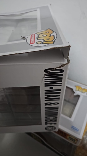 Amassado - Funko Pop 1503 - Moment Omni Man e Invencible - Veja Descrição - Invencible - #1503