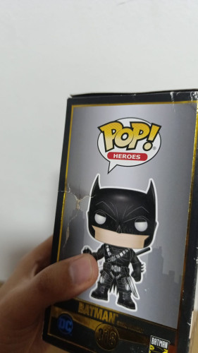 Amassado - Funko Pop 318 - Batman - Veja Descrição - Batman - #318