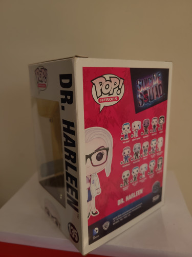 Funko Pop Arlequina - Dr Harleen 135 Walmart - Esquadrão Suicida - #135