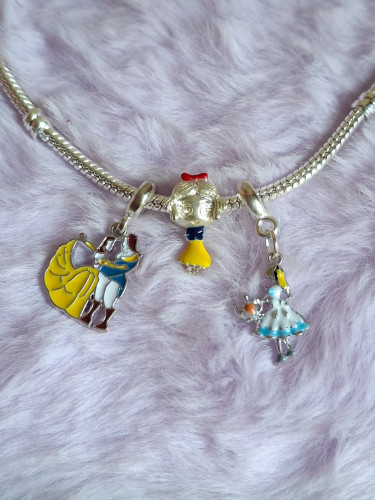 Berloques Disney Kit com 3, Alice no País das Maravilhas, A Bela e a Fera e Branca de Neve Banhados à Prata 925 Disney # - Produto Original