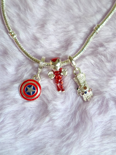 Berloques Marvel Kit com 3, Escudo Capitão América, Homem de Ferro e Manopla Thanos Banhada à Prata 925 Marvel # - Produto Original