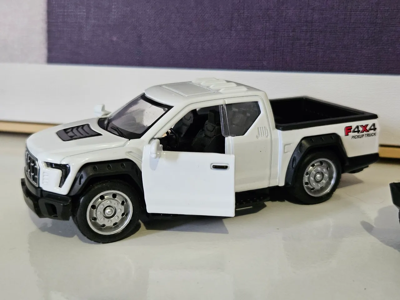 Carrinho de colecionador Picape Branca - abre as 2 portas Carrinhos # - Produto Original