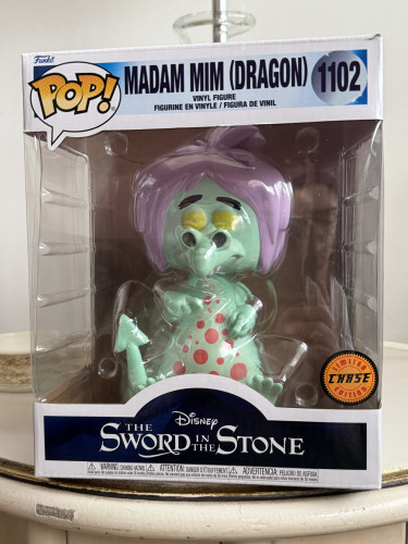 Funko Pop! Disney: Sword In The Stone A Espada era a Lei - Madame Mim Dragon Chase (15 cm) - A Espada Era Lei - #1102