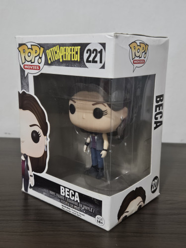 Funko Pop Beca 221 Escolha Perfeita - Caixa Desbotada E Com Detalhes - Movies Pitch Perfect - #221