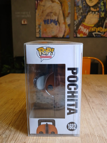 Funko Pop Chainsaw Man Pochita- #1682 (acompanha Protetor) - Chainsaw Man - #1682