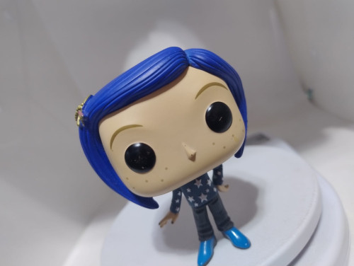 Funko Pop Coraline (sem base, sem caixa, sem gato e com detalhes) - Coraline - #422