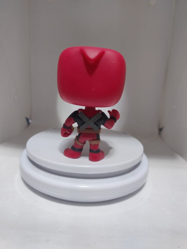 Funko Pop Deadpool (faltando uma parte da galinha e sem Caixa) - Deadpool - #116
