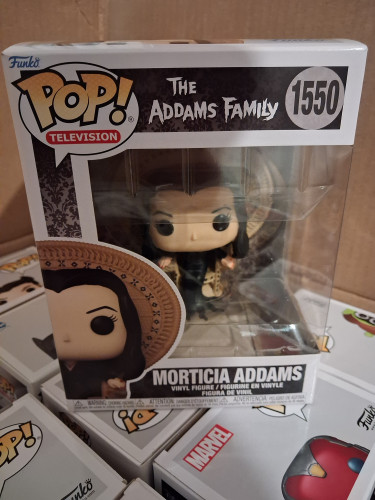 Funko Pop Morticia Addams - Caixa com Pequeno Detalhe e Adesivo de Importador - The Addams Family - #1550