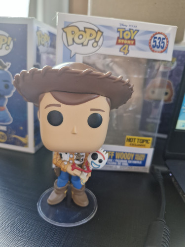 Funko Pop Sheriff Woody holding Forky - Toy Story 4 - #535