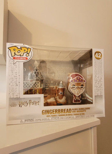 Funko Pop Town Gingerbread Albus Dumbledore and Hogwarts #42 - Caixa Com Detalhes Harry Potter #42 - Produto Original
