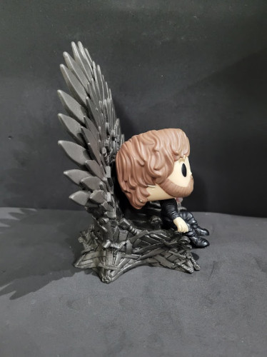 Funko Pop Tyrion Lannister no trono - Game Of Thrones - #71