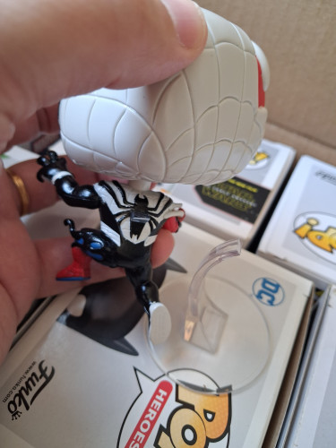 Funko Pop Venomized Spider-man - Vaulted - Suporte Quebrado E Com Detalhes Na Caixa - Marvel Spider-Man Maximum Venom - #598
