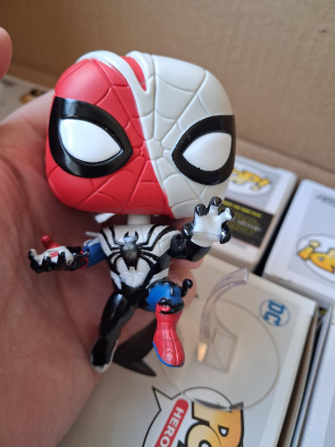 Funko Pop Venomized Spider-man - Vaulted - Suporte Quebrado E Com Detalhes Na Caixa - Marvel Spider-Man Maximum Venom - #598