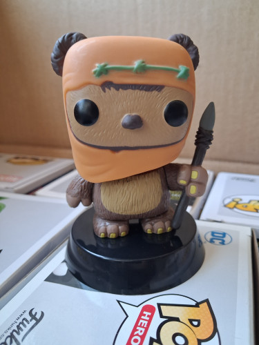 Funko Pop Wicket - Vaulted - Com Defeito De Fabricação E Com Detalhes Na Caixa - Stars Wars - #26