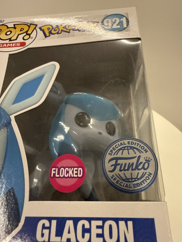 Funko Pop GLACEON FLOCKED - Pokemon - #921