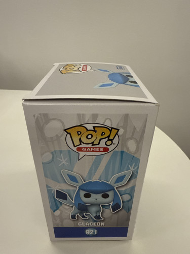 Funko Pop GLACEON FLOCKED - Pokemon - #921