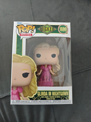 Glinda in nightgown-Wicked-1699