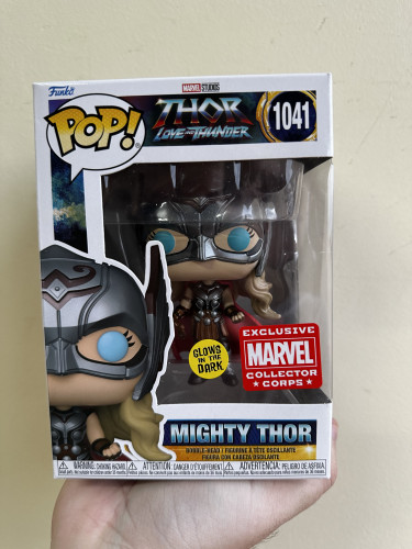Funko pop! Thor love and thunder- mighty thor GITD Marvel collector corps Thor Love And Thunder #1041 - Produto Original
