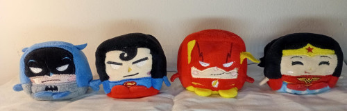 Almofadas Kit Com 4 Pelúcias: Superman, Batman, Mulher Maravilha E Flash. Cubo Mania De Pelúcia Liga Da Justiça # - Produto Original