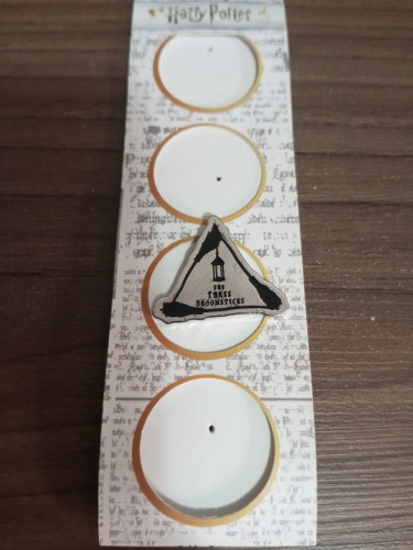 Pin (broche) - three broomsticks (pub 3 vassouras)-Harry Potter-