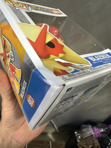 Funko Pop Pokemon Blanziken Peuqena Amassado Na Caixa - Pokemon - #983
