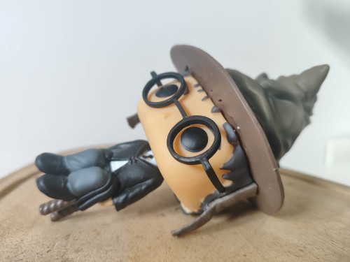 Harry Potter with Sorting Hat - LOOSE - Sem caixa - Para em pé se apoiado por trás ou pela lateral (ou em outros pops) Harry Potter #21 - Produto Original