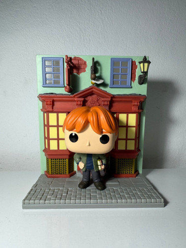 Funko Pop RON WEASLEY WITH QUALITY QUIDDITCH SUPPLIES - Harry Potter - #142