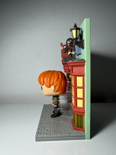 Funko Pop RON WEASLEY WITH QUALITY QUIDDITCH SUPPLIES - Harry Potter - #142
